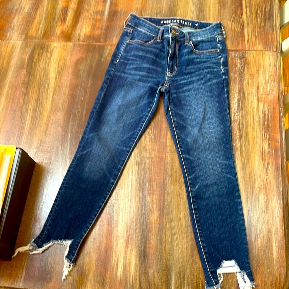 American Eagle Outfitters. Hi-rise jegging crop. Size 6. Dark wash. Like new.